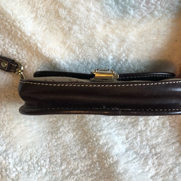 Dooney & Bourke signature DB Wristlet - Picture 9 of 16